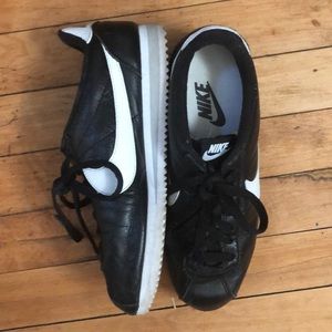Leather black Nike Cortez Tennis Shoes